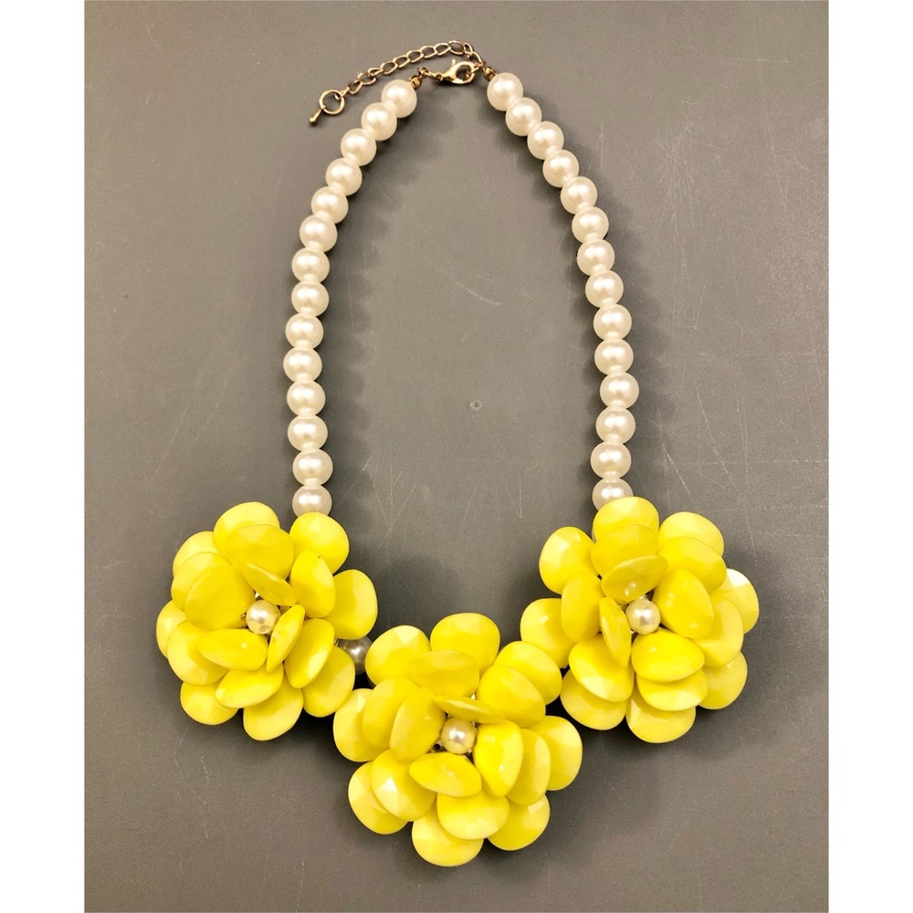 💜 2/$25 Flower & Faux Pearl Statement Necklace